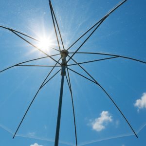 ciel vu à travers le parasol transparent